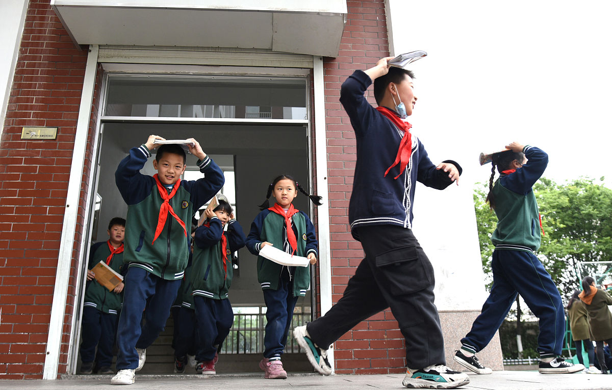 2021年5月11日,江苏连云港解放路小学郁洲分校,小学生在参加应急疏散