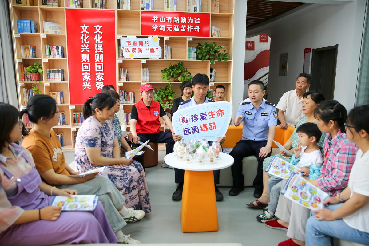 贫困家庭的未成年教育应该怎么深入培养以适应未来社会发展请具体阐述方式方法以及建议