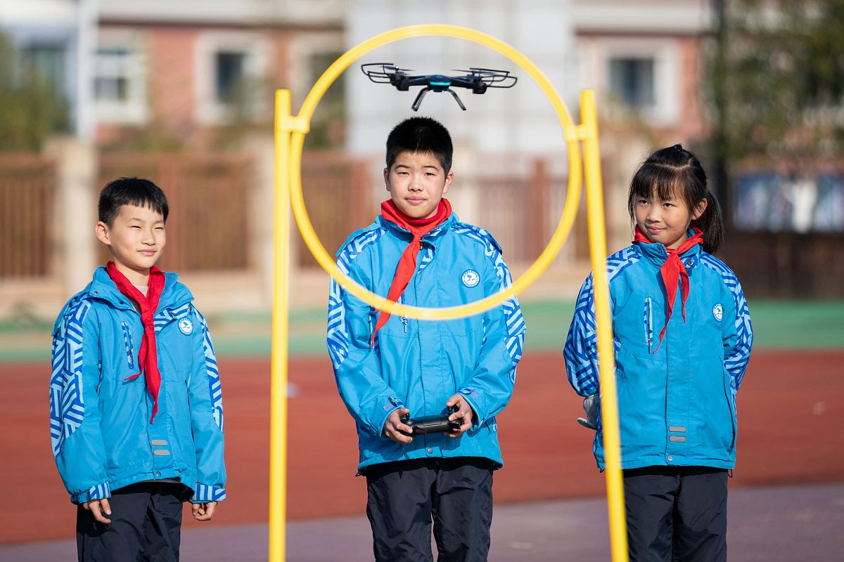 2021年12月14日,浙江省湖州市长兴县第一小学的学生操作无人机进行穿