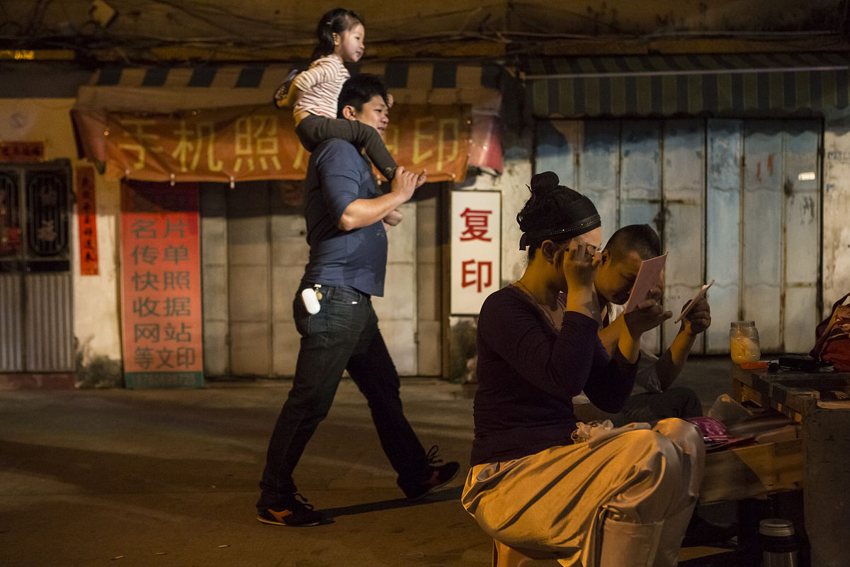 贫民窟的百万富翁：如何运用艺术手法展现戏剧冲突