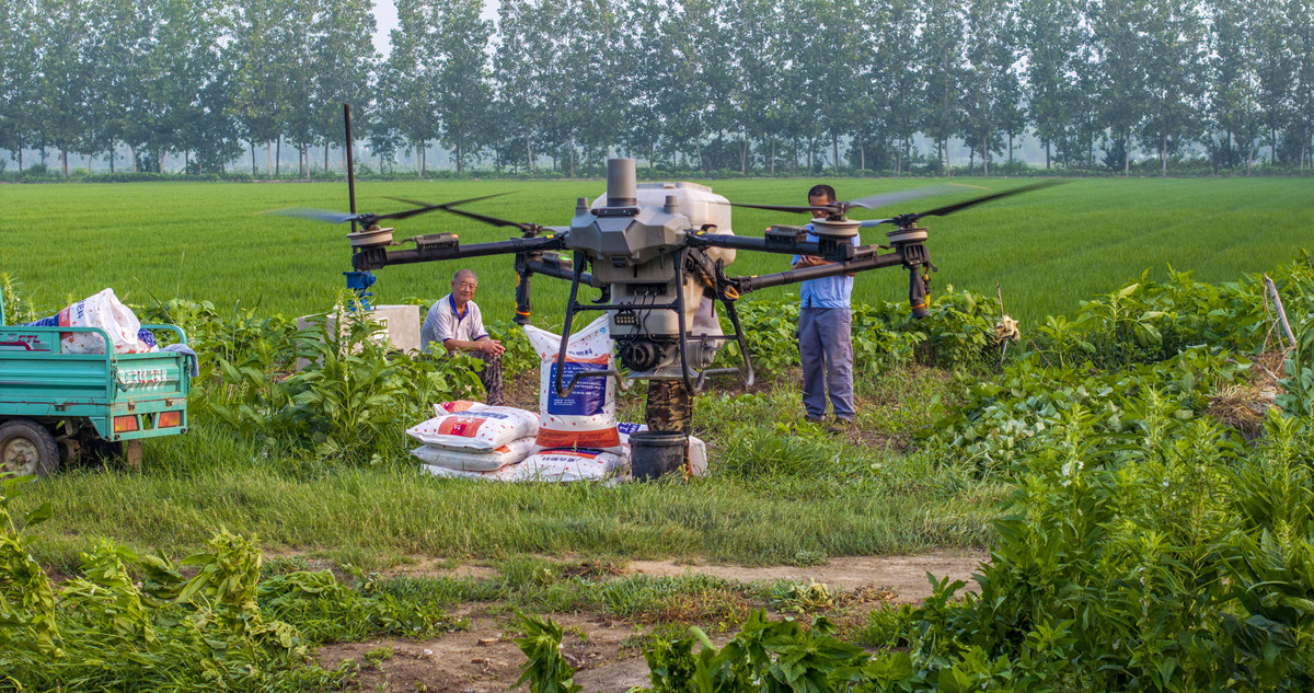 阅读新闻《农民租飞机给农田喷药榆树种粮大户实现飞	速度请你从选题的新闻价值、报道角度和新闻主题提炼等新闻专业主义角度评析作品本报7月8日讯今天种粮大户陈卓只用了一天的时间就完成了100公顷玉米地的喷药作业而在往年这项工作至少需要5天。帮助陈卓实现这种飞速度的是他租来的一架小型农用飞机。农民自己租飞机给农田喷药这在我省还是首次。今天早上8时在榆树市五棵树镇合发村的一条笔直公路上一架有着彩色机翼的蜜蜂
