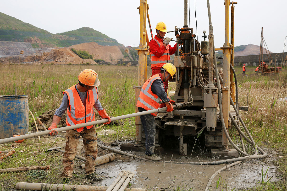 工程地质勘察工作一般分为哪几个阶段？常见的工程地质勘察方法有哪些？