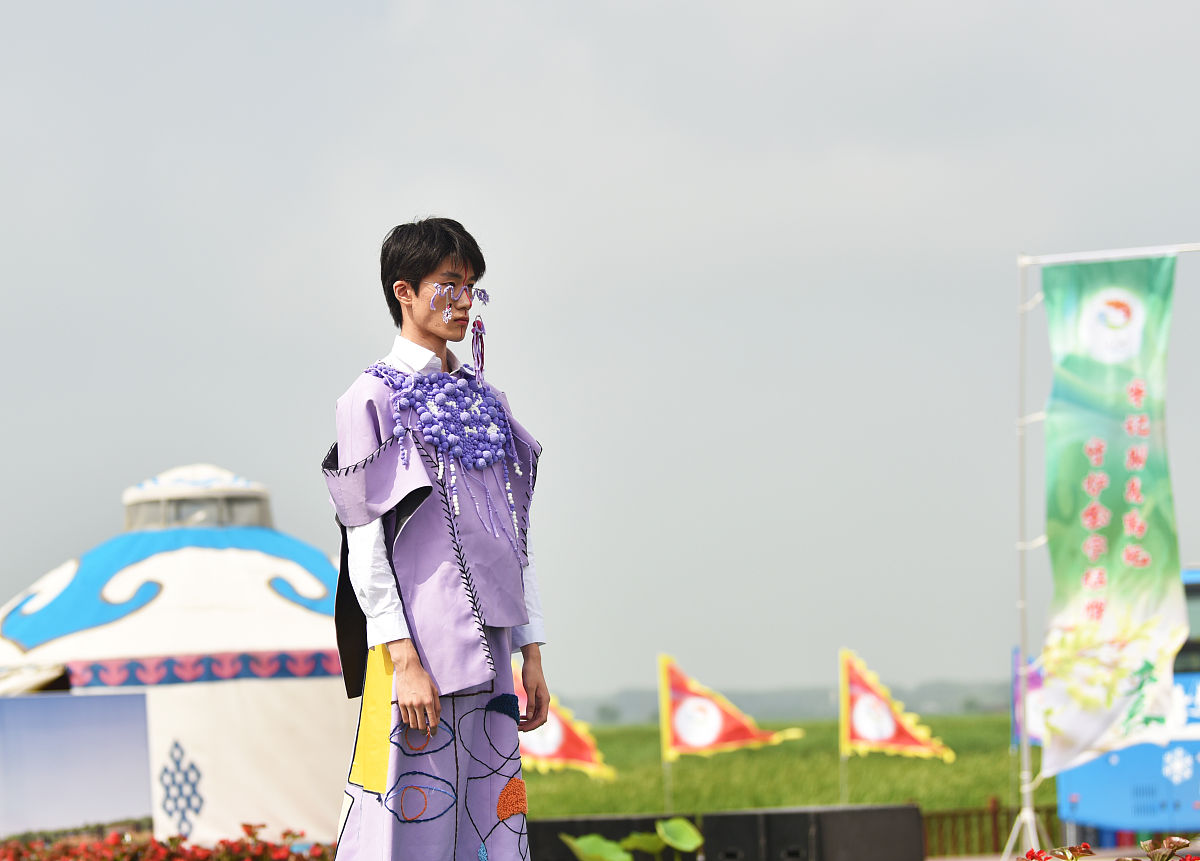 2021年7月10日,吉林松原,查干湖,独具地域特色的蒙古族服饰展.