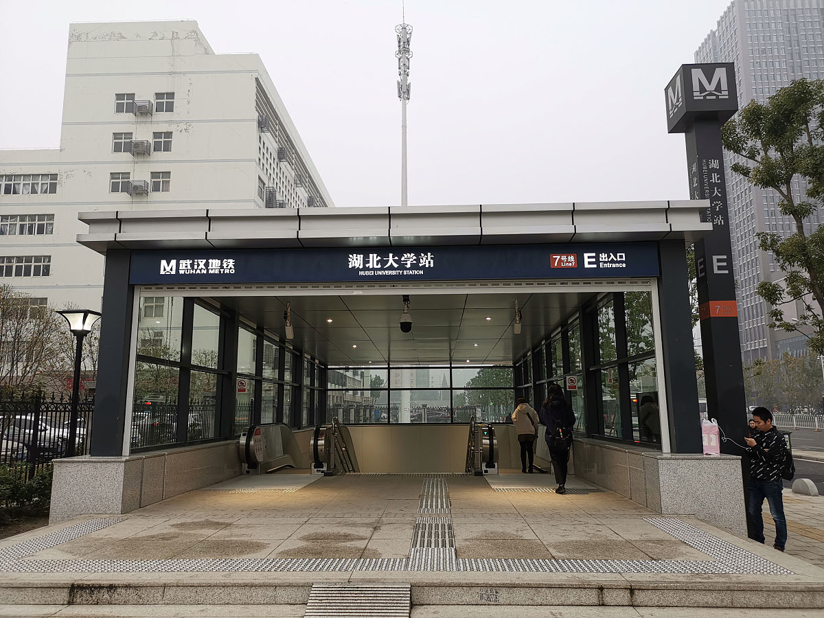 这是位于武汉地铁三阳路站的武汉·江岸文明空间也是武汉地铁打造的首个区级文明空间。三阳路地铁站的各个区域被漫画故事、创意视觉、影像展示以及互动打卡各种形式填满把江岸之光的创意宗旨诠释的生动又具体。我爱江岸！发现光追随光看见光成为光！ #江岸打造武汉地铁首个区级文明空间##江岸再添一网红打卡地#围绕这个写10条10字左右的评论