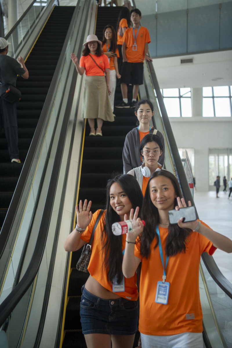 重庆地铁学校：初中生新上学方式，上车即学！