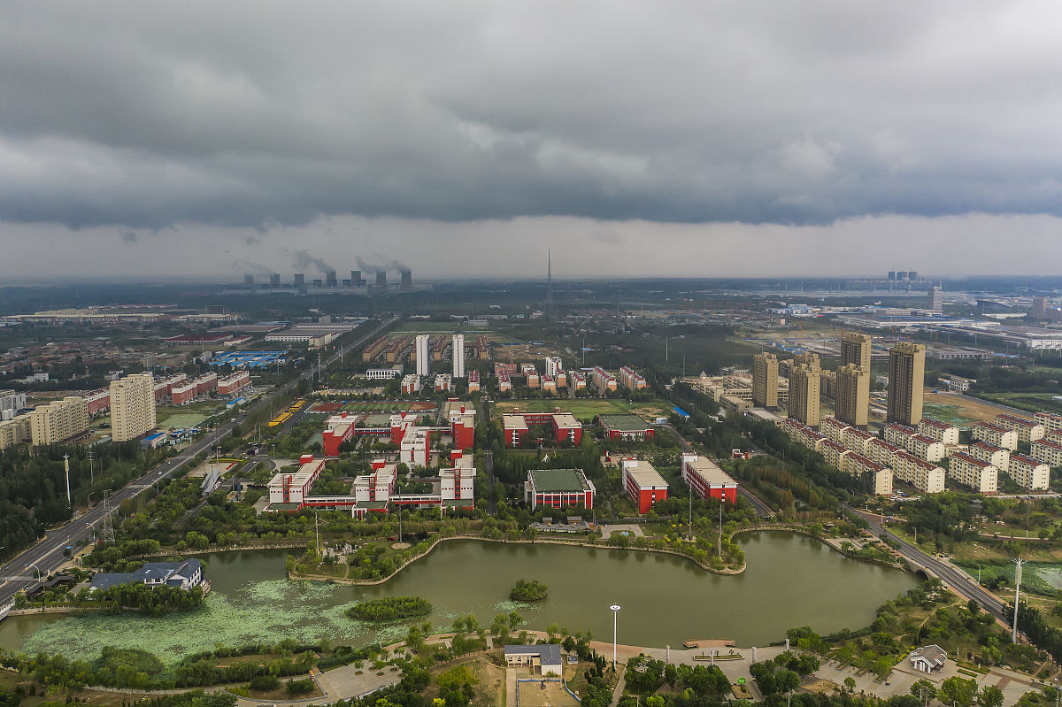 2019年7月6日,山东滨州,受暴雨影响,城市上空乌云压城.