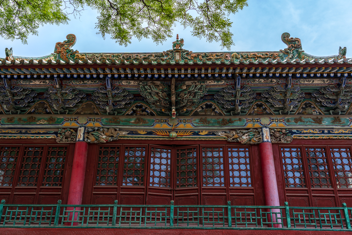 描述一个一中国古建筑为设计理念的皇宫的外部图