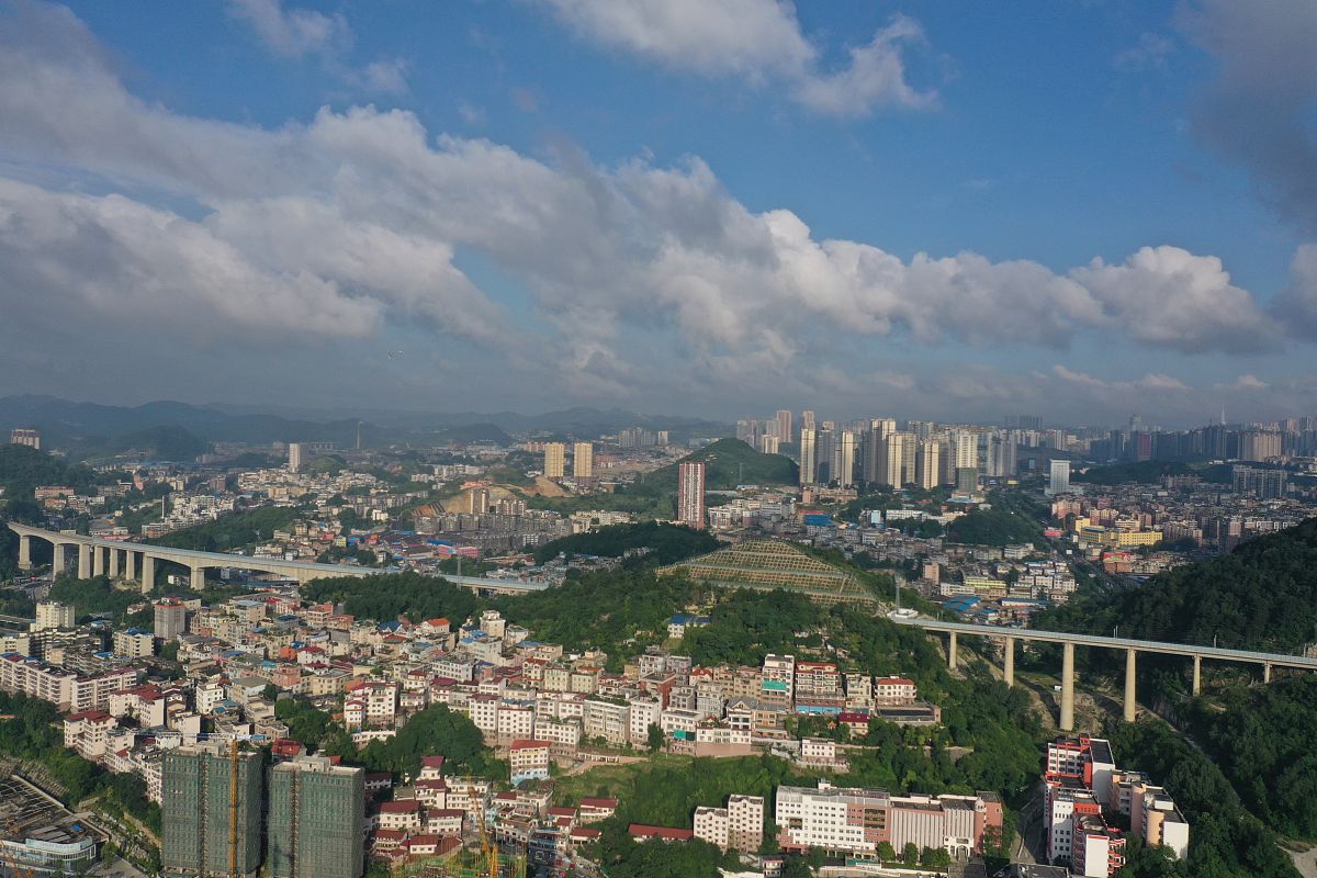 2019年6月13日,贵阳,老城与新城观山湖区交界地块.