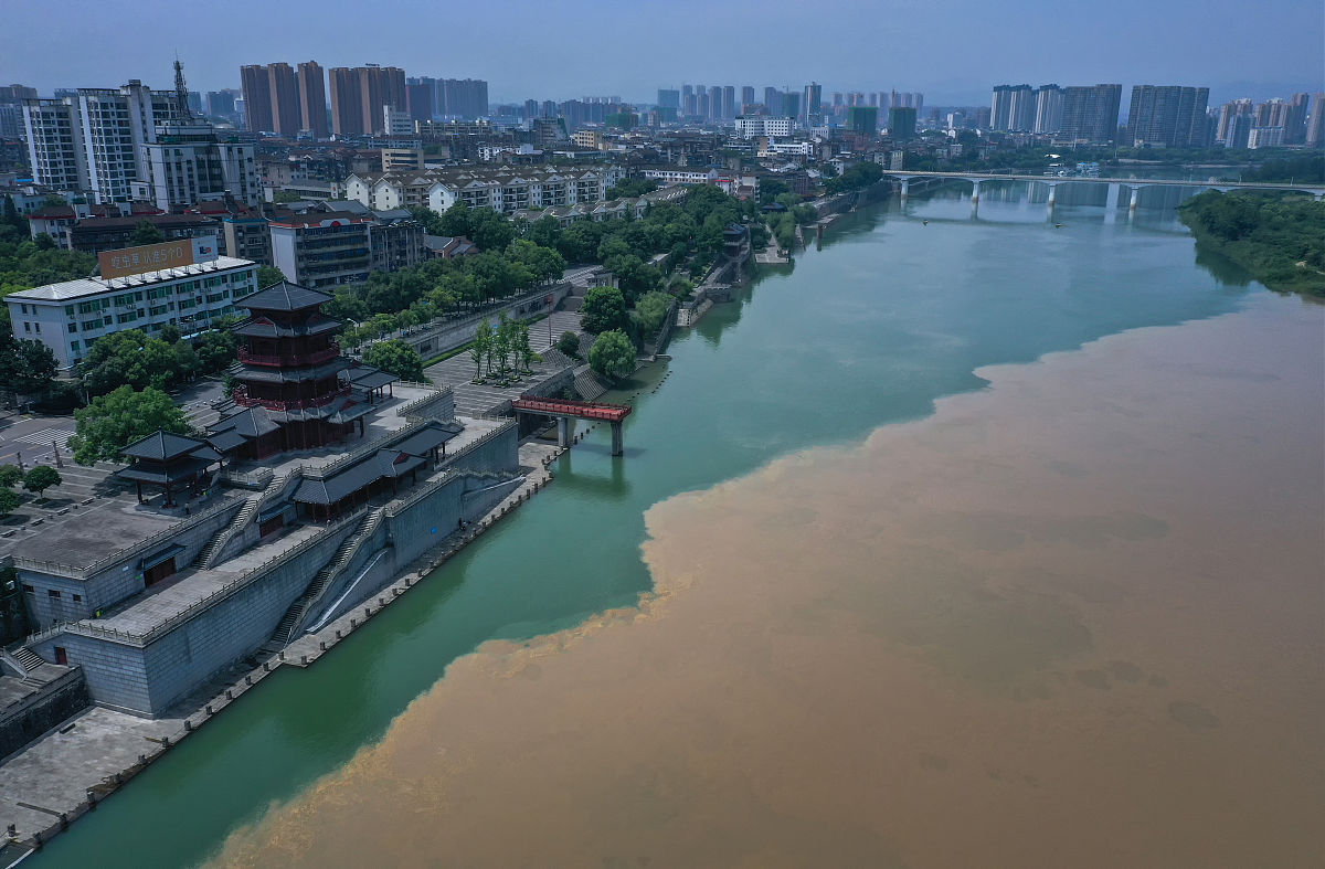 2021年7月15日,湖北省宜昌市,境内长江和清江交汇处泾渭分明的奇特景