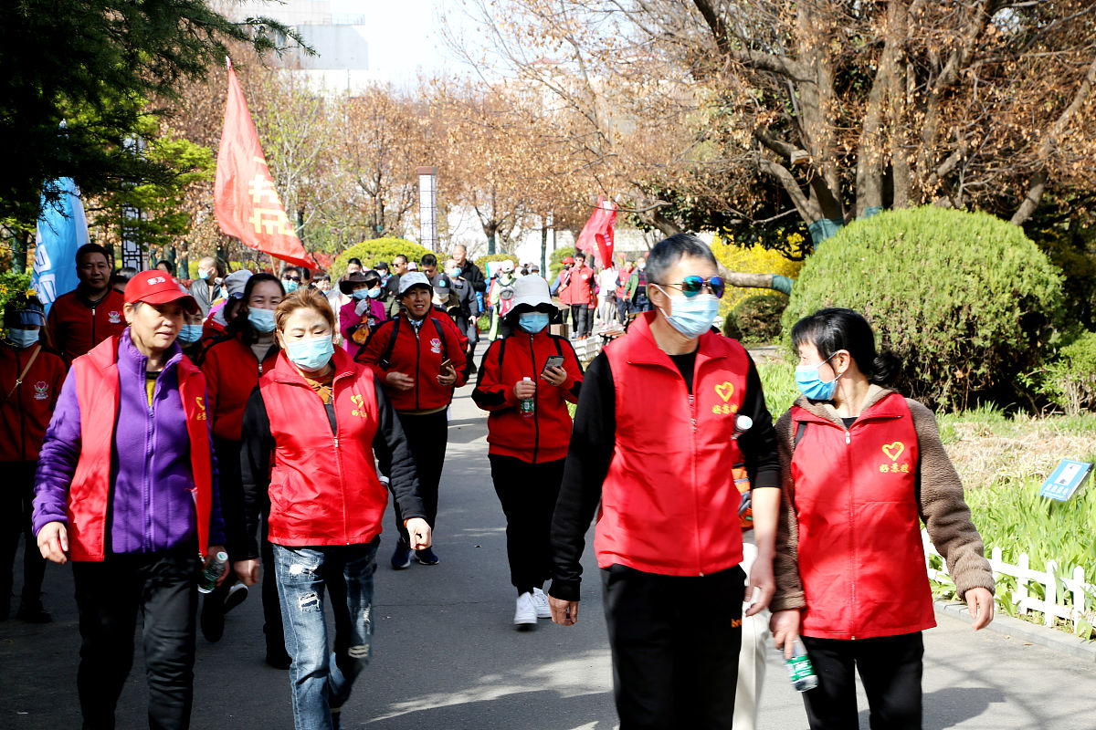 2021年3月30日,徒步爱好者在江苏省连云港市连云区北固山森林公园步行