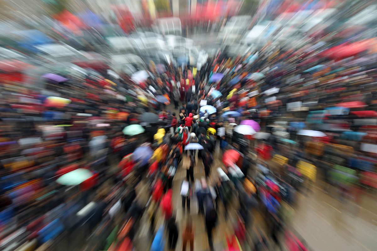  2014年2月19日,众多举着招工牌子的家纺企业招工人员聚集在江苏南通
