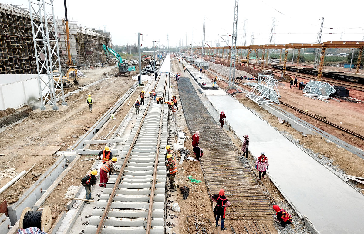 施工现场忙碌 成都高铁紧张施工中