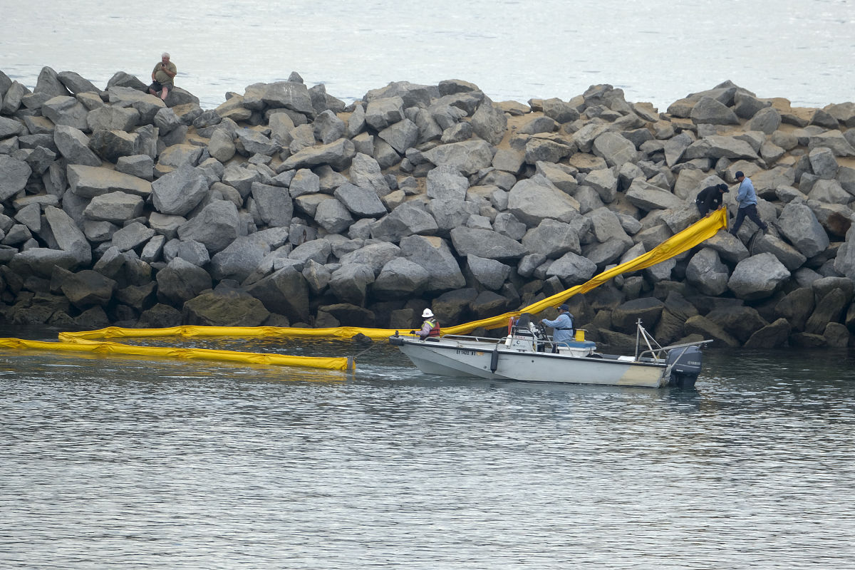 当地时间2021年10月4日,美国加州,美国南加州海岸发生石油泄漏事故,清