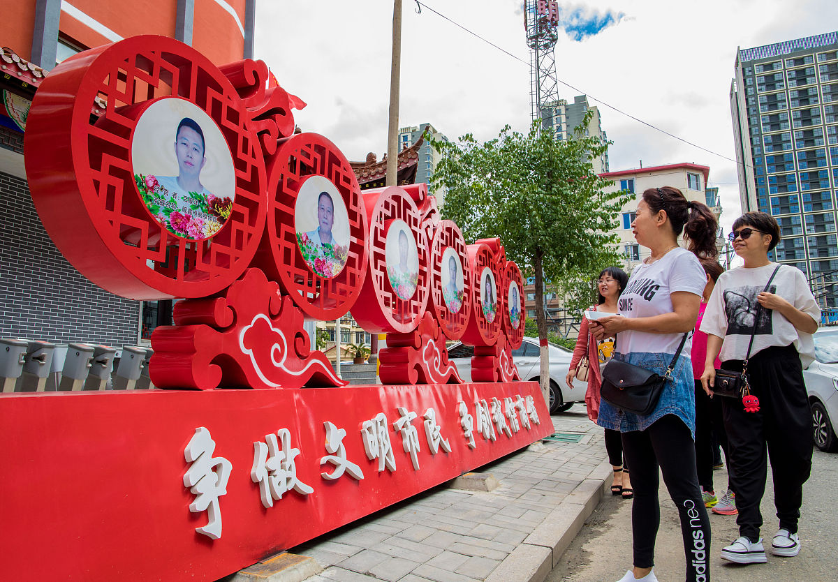 通过要求写一份小故事：身份是学生要求弘扬和践行社会主义核心价值观通过软件技术的特点从社会公德或者职业道德或者家庭美德或者个人品德等方面选择题材需要普及法律需要结合《思想道德与法治》围绕时事热点或者人生感悟或者社会观察等多个方向自选其他主题