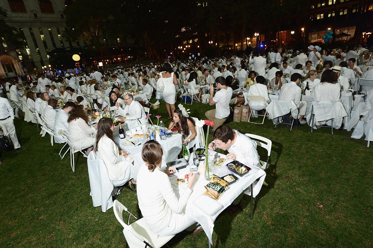 当地时间2013年9月18日,美国纽约,数千名用餐者从头到脚打扮成白色,齐