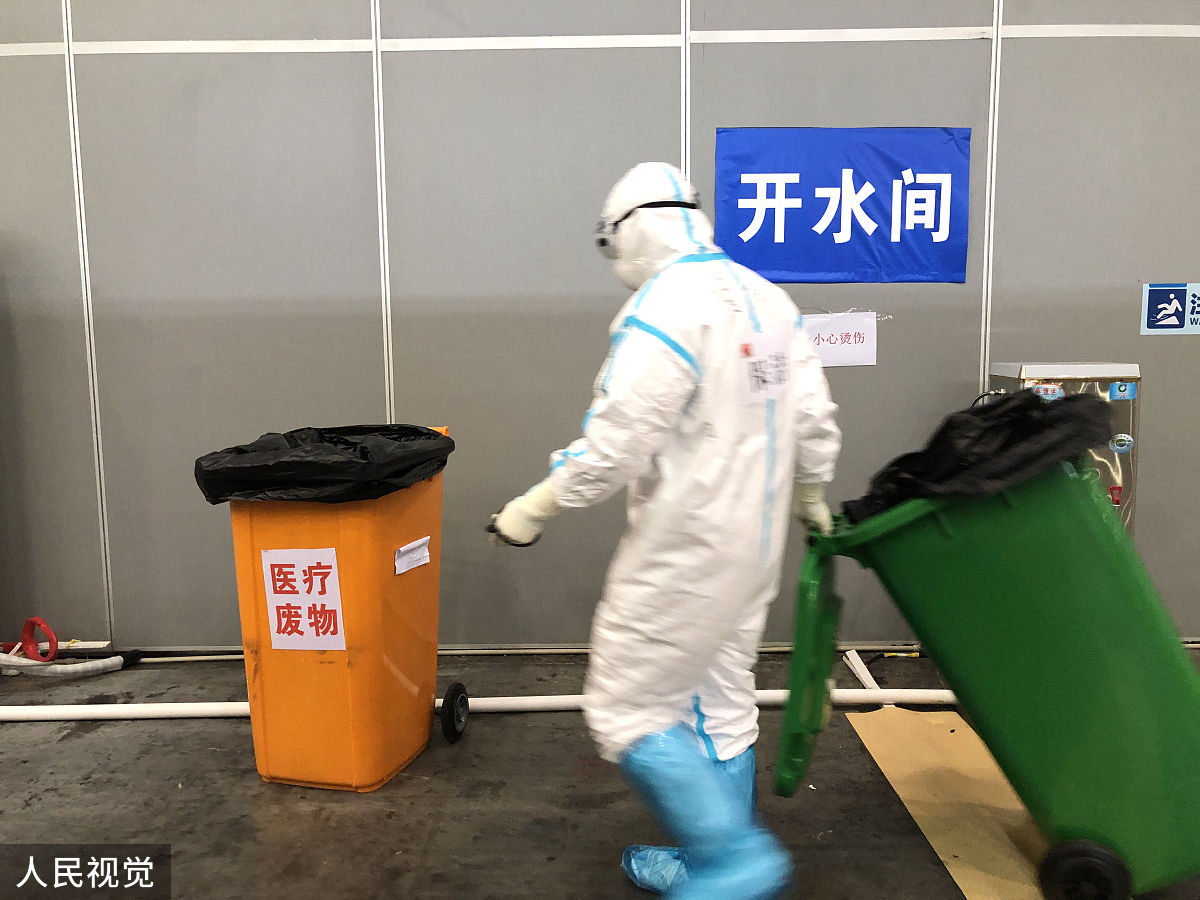 2020年3月3日,武汉,汉阳方舱里的保洁人员.(如需下载使用,请务必署名: