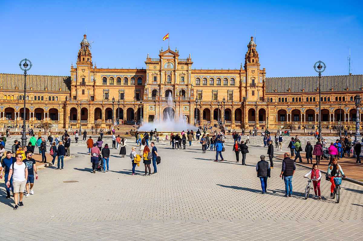 加泰罗尼亚广场吧能不能帮我介绍一下这个广场？我想给我的学生介绍一下因为他下周就要去西班牙了用PPT的形式介绍一下
