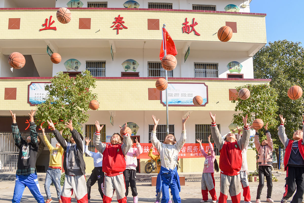 2020年11月13日,江西省吉安市遂川县枚江镇枚溪小学的操场里,体育运动