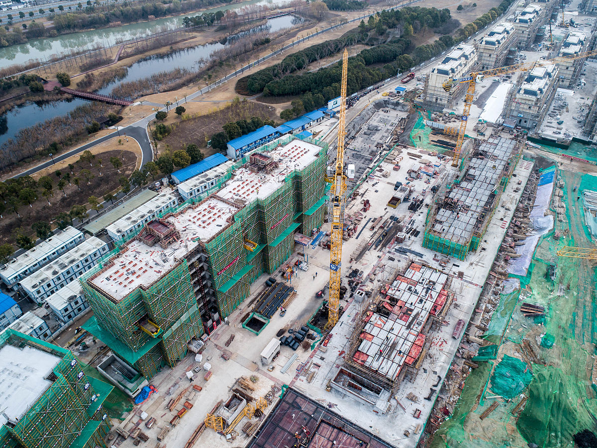 写一下存在问题从晋安区坂中村二次装修垃圾资源化利用基地特许经营项目、连江北城市管理综合体、金强房屋公园这些项目因疫情原因项目建设落后