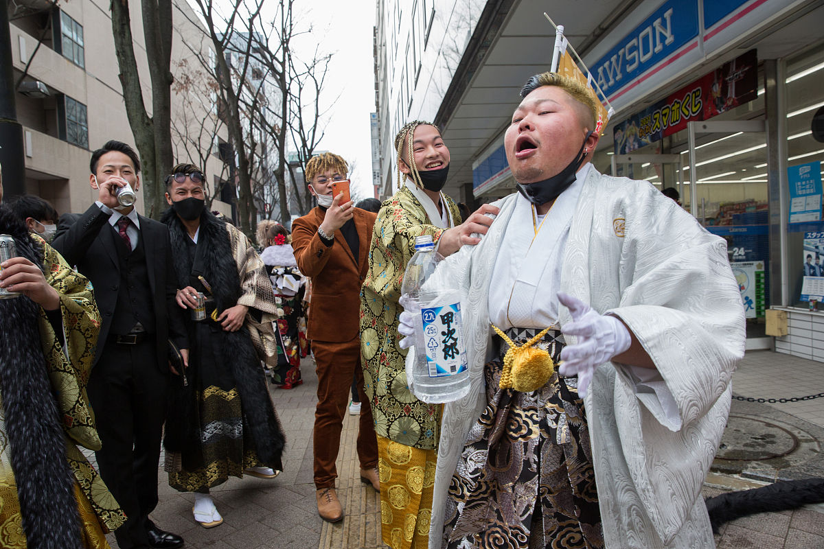 当地时间2021年1月11日,日本横滨,小伙子们盛装出席参加成人礼,喝掉一