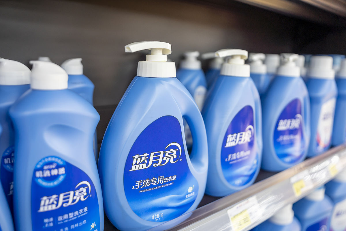 根据以下数据写一份蓝月亮洗衣液消费情况分析：希望适当降低价格的人占百分之34希望增加香味种类的占百分之31希望提高去污能力的占百分之34希望多做促销活动的占百分之32希望提高知名度的占百分之7