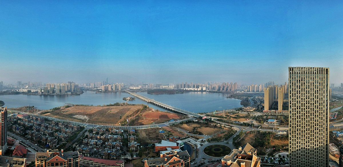 2017年12月31日,江城空气质量逐渐好转,午后的汉阳墨水湖上空再现"武