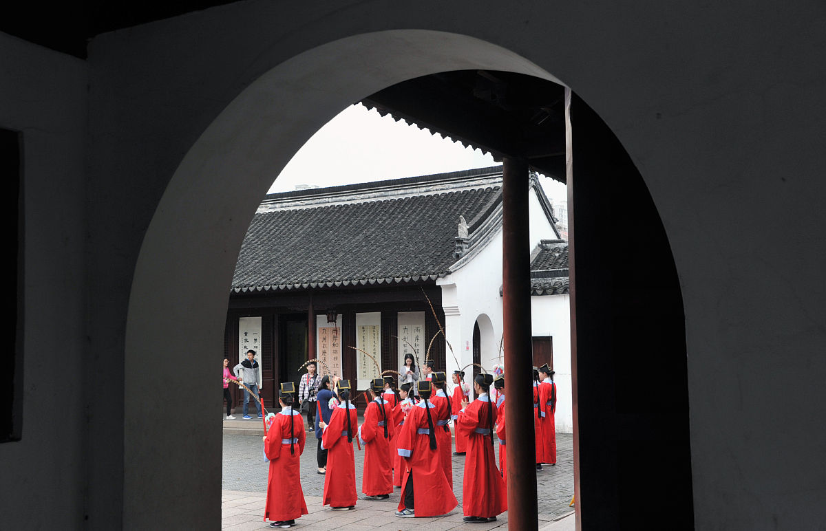 2016年5月7日,上海,两岸学生"百人百联楹联书法暨中华茶礼展示活动"如