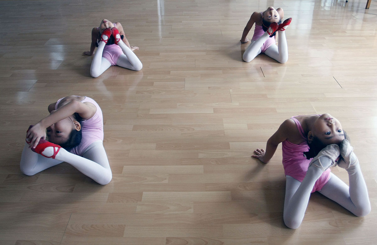 今天的舞蹈基本功课孩子们练习压脚背虽然痛但都很认真在刻苦努力在坚持。在家也不要忘了多多练习哦。