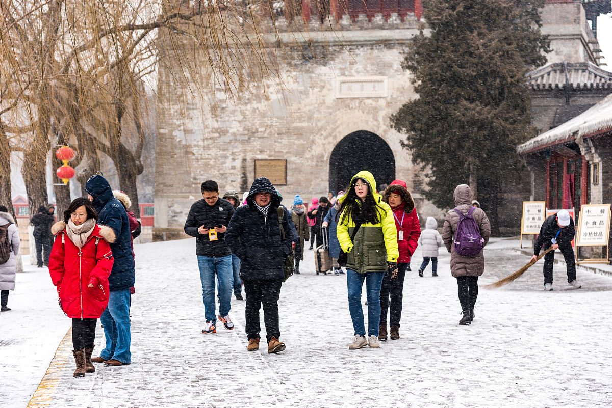 2019年2月14日,北京迎来今年第三场雪,雪花满天飞,颐和园昆明湖银装素