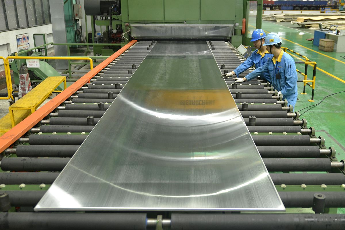 假如我是一个卖 Air Slide Belt 的供应商请帮我分析我的目标客户在哪里具有什么画像主要在哪个国家他们对什么文章感兴趣我该写什么主题的博客例如20个主题标题