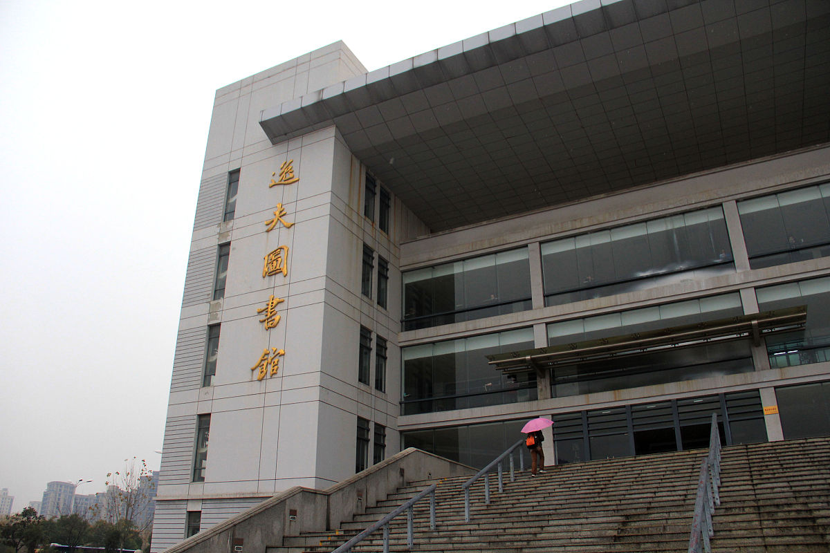 成都中医药大学附院针灸学校龙泉校区好吗？招生专业有哪些？