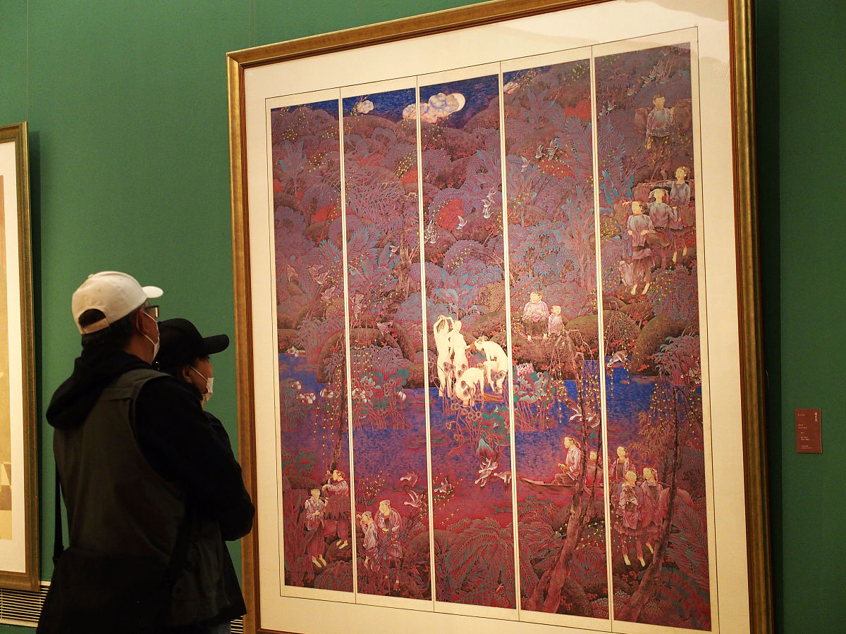 2021年4月15日,北京,观众在观看"中国美术馆典藏活化系列展:中国美术