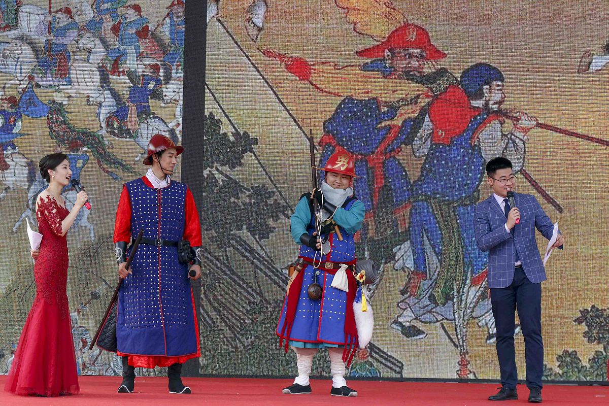 2018年4月22日,江苏泰州,表演人员在现场进行明代盔甲展示.