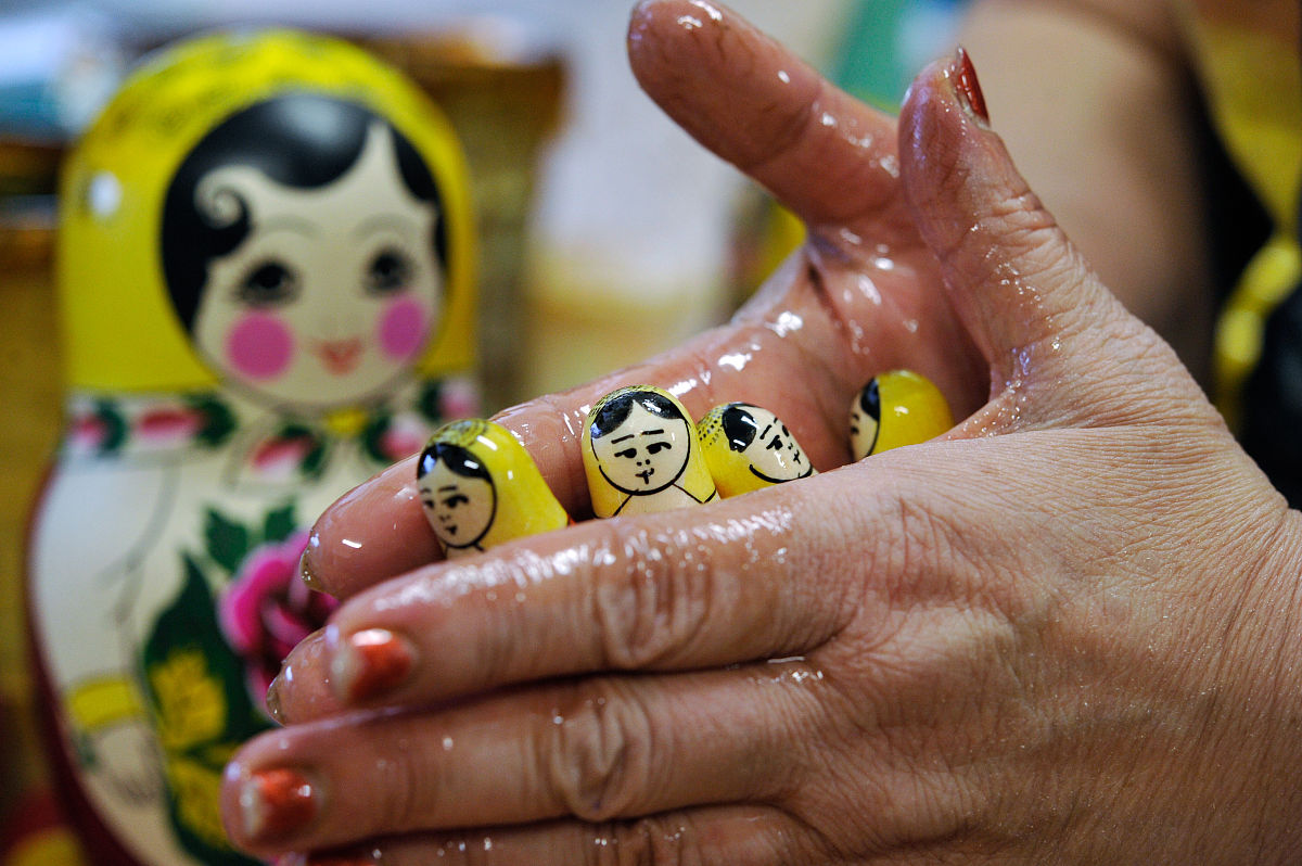 2011年10月20日,俄罗斯谢苗诺夫,工人在khokhloma绘画艺术工厂描绘漆