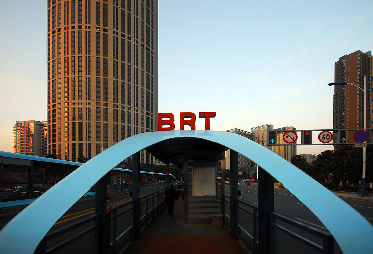 6辆公交车如何安排发车时间？保证间隔15-30分钟完成42趟任务