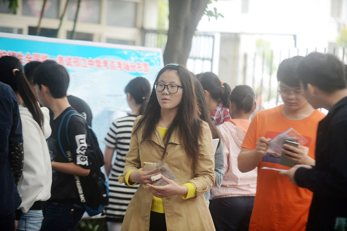 设计一个活动让学生将自己的联系方式放入到与自己性别相对应的箱子中以提供异性抽取并交友的机会。