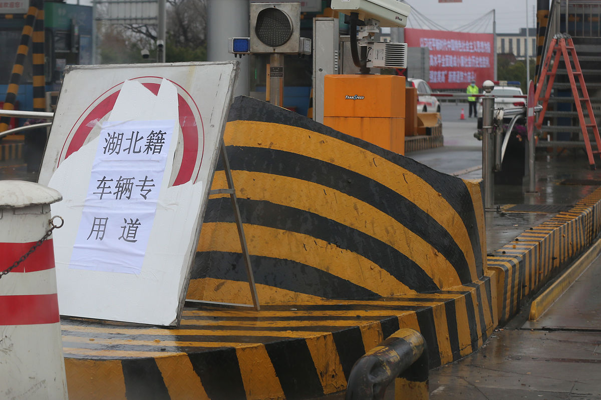 如何用另一种方式表达施工道路开通、加固和安全防护措施？