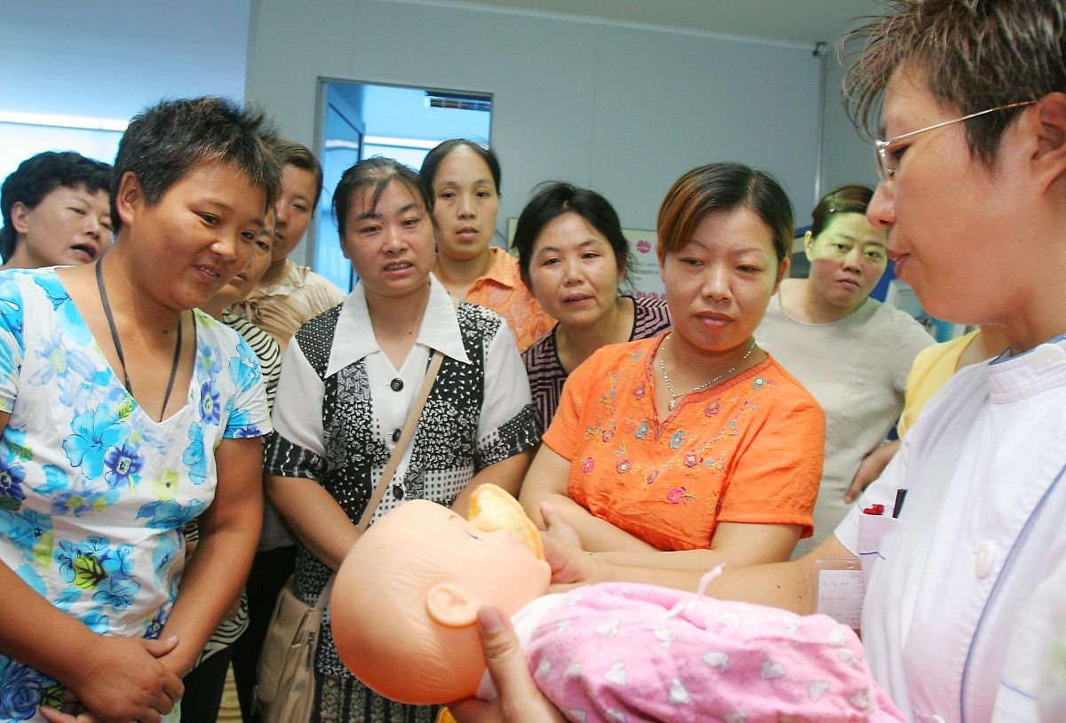 重庆、深圳、上海等地优秀月嫂：霞姐，经验丰富，服务周到