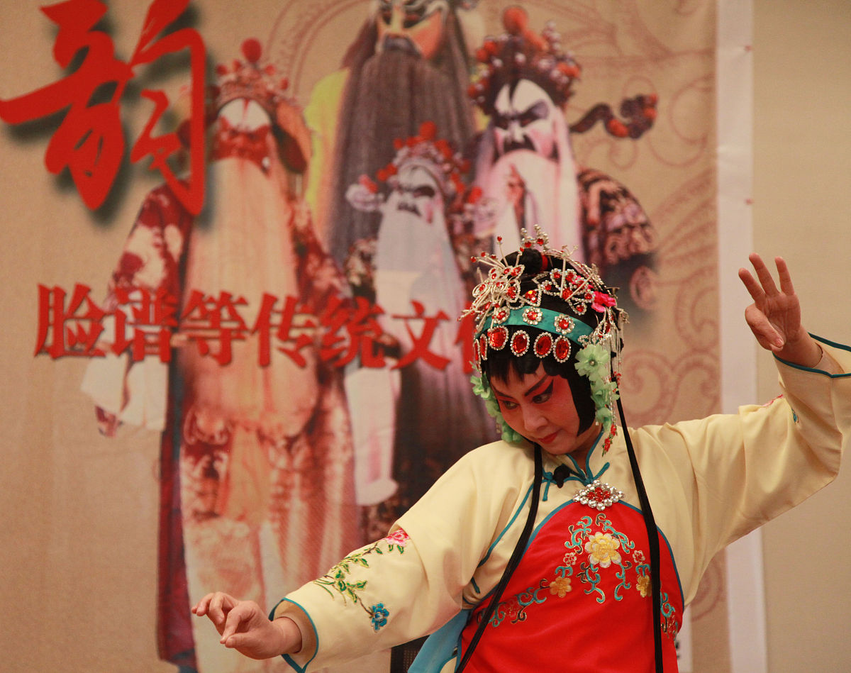 2015年1月24日,江苏省南京市,泰兴市票友何静在表演"梅派"京剧《拾玉