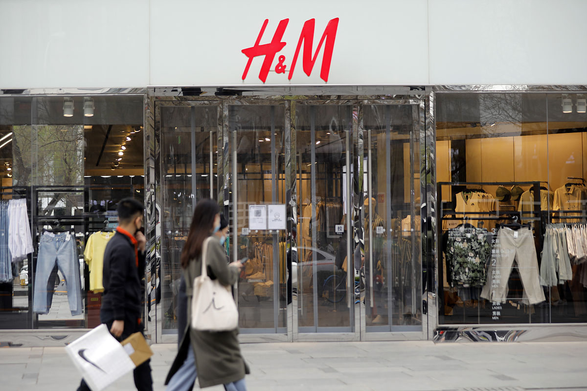 2021年4月2日,hm三里屯店里顾客稀少,引起不少游客侧目.