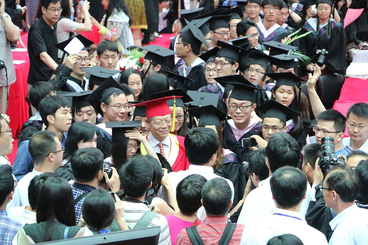 重写下面一段话因为体制和机制的不完善少数高校在实行过程中出现了一些困难和问题。例如有的高校将高校的行政管理工作放到党委的会议上进行讨论这种现象就会出现党政不分工没有明确的针对性会带来高校工作的混乱和干权党政工作要有分工这是高校党委领导下的校长负责制的核心思想所在还有的高校存在党政关系不够协调党委和校长及行政职责不清等问题。