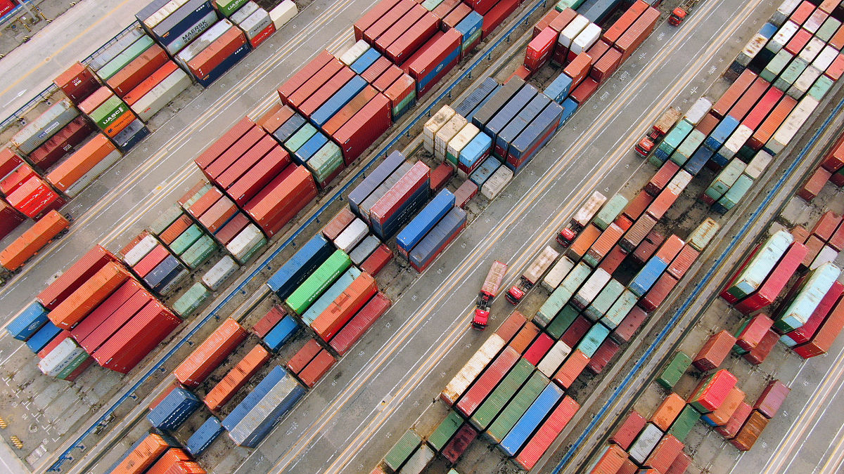 南通港集装箱年通过能力：300万标箱