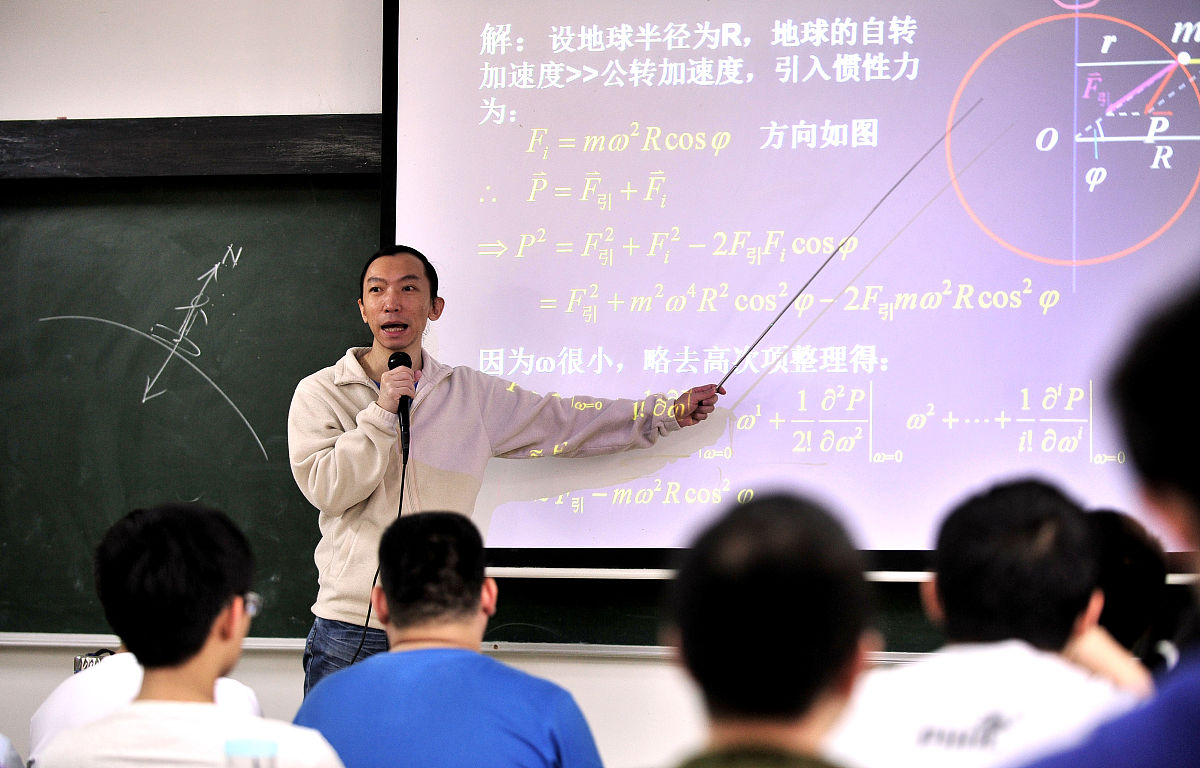 在学期的最后一节高数课里向来很少说关于学习之外的话的他跟我们说他最喜欢上我们班这节课我们其实当时特别感动也很想说我们也很喜欢上你的课即使是有些难懂的高数。美化以上的句子。