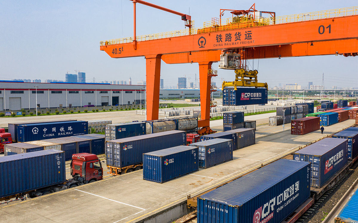 成都铁路专业毕业生就业方向：铁路局、设计院、施工单位、运输企业等