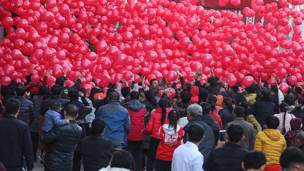 2018年12月16日,山西省襄汾县星河新世界购物广场上空飘起了网红气球