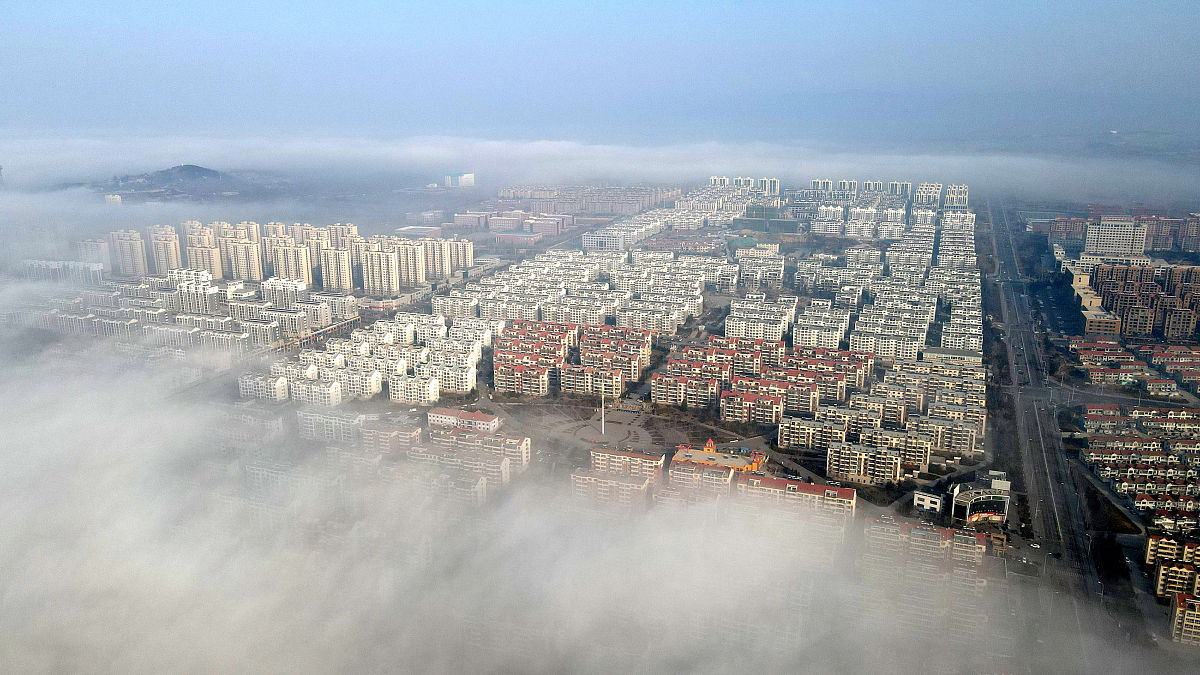 2021年2月11日,除夕当天,山东省荣成市清晨,出现平流雾奇观,迎接新春