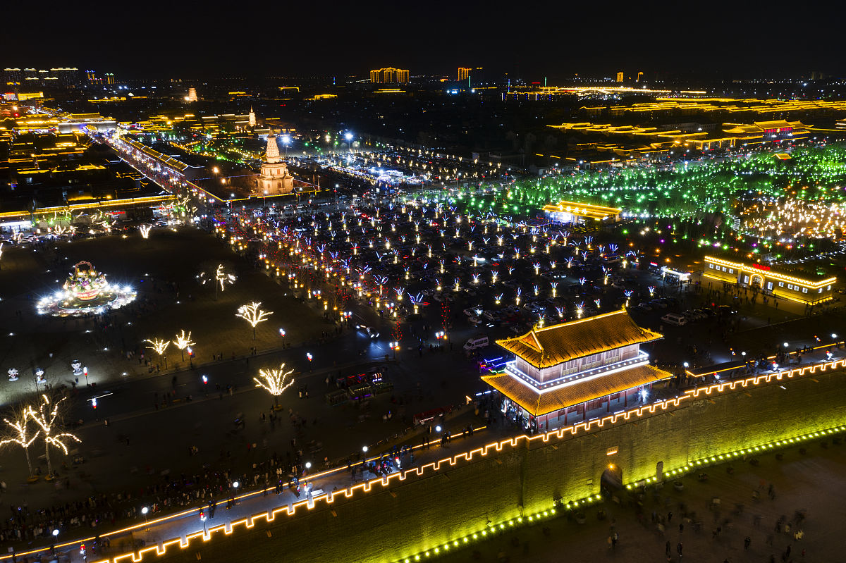2021年2月16日晚,石家庄,春节期间,古城正定部分景点对外开放,璀璨的