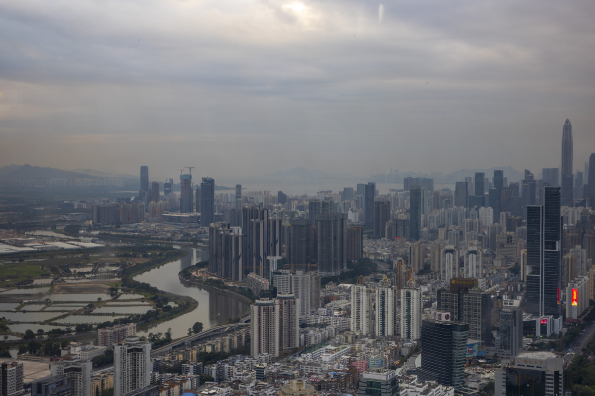 2025年12月2日,广东深圳,地王大厦69层观光厅玻璃幕墙