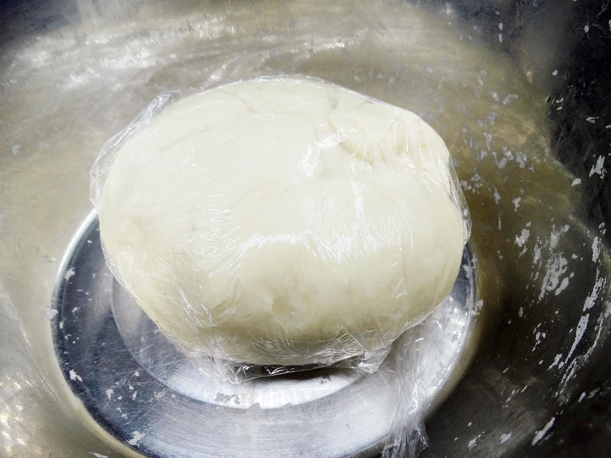 【春饼】的制作过程 面粉放入盆中,加入3克精盐来增加面粉的筋性,用冷
