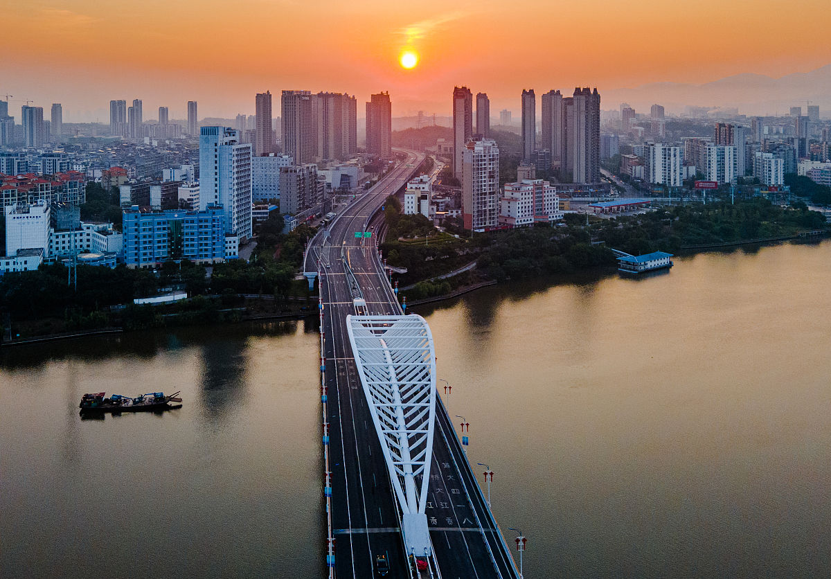 2021年9月4日,日出时分,江西省赣州市章江河畔城市风光.